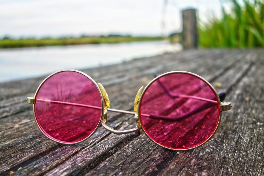 משקפיים על רקע נוף